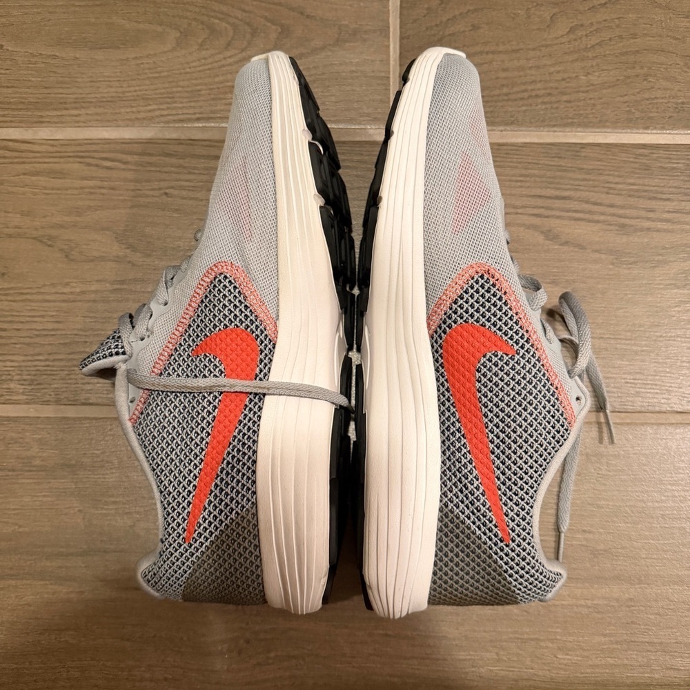 Nike Men’s Revolution 3 GS Gray Athletic Running Shoes Orange Swoosh sz US 10 - Picture 3 of 8